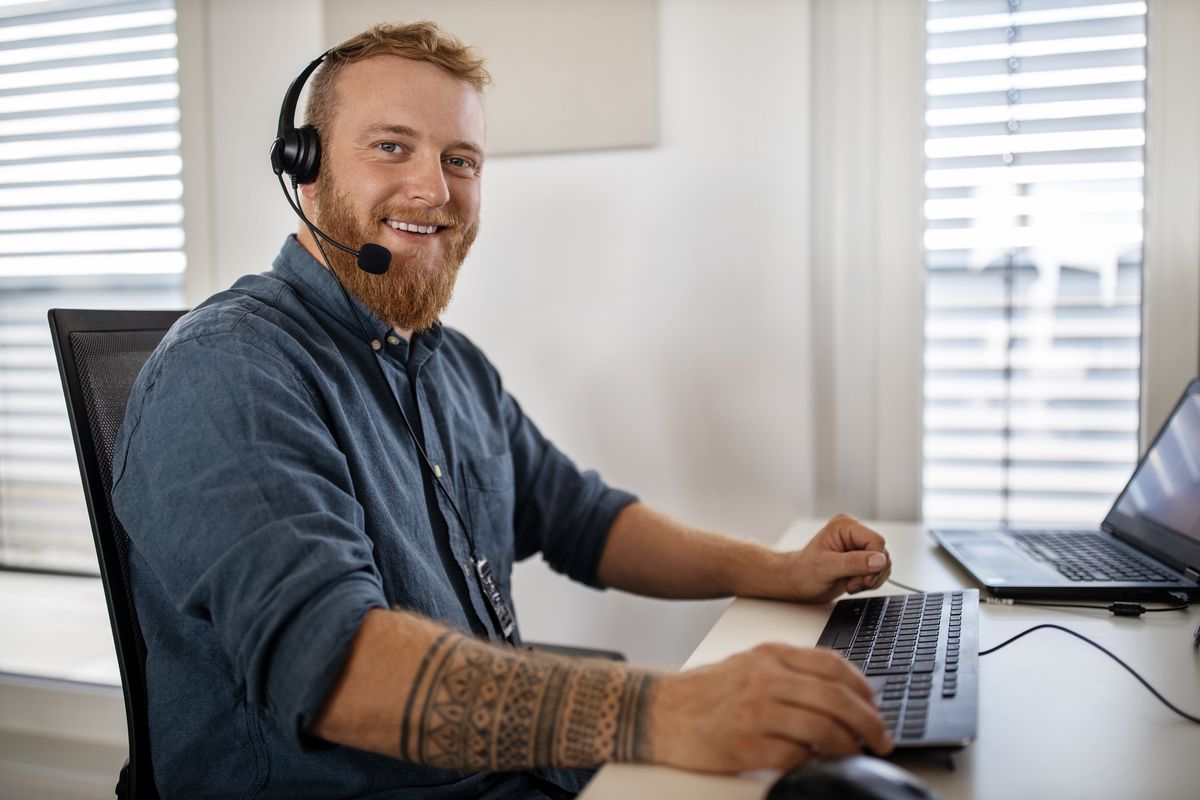 Vertriebsmitarbeiterin beim Cross-Selling im Bestandskundenvertrieb
